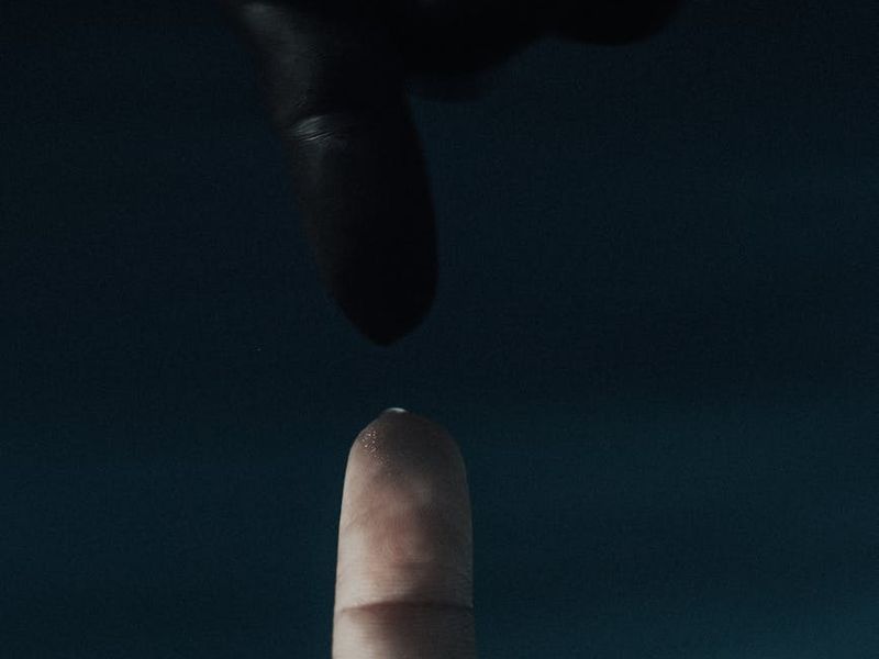 Minimalist contact icon on a dark background, representing communication.